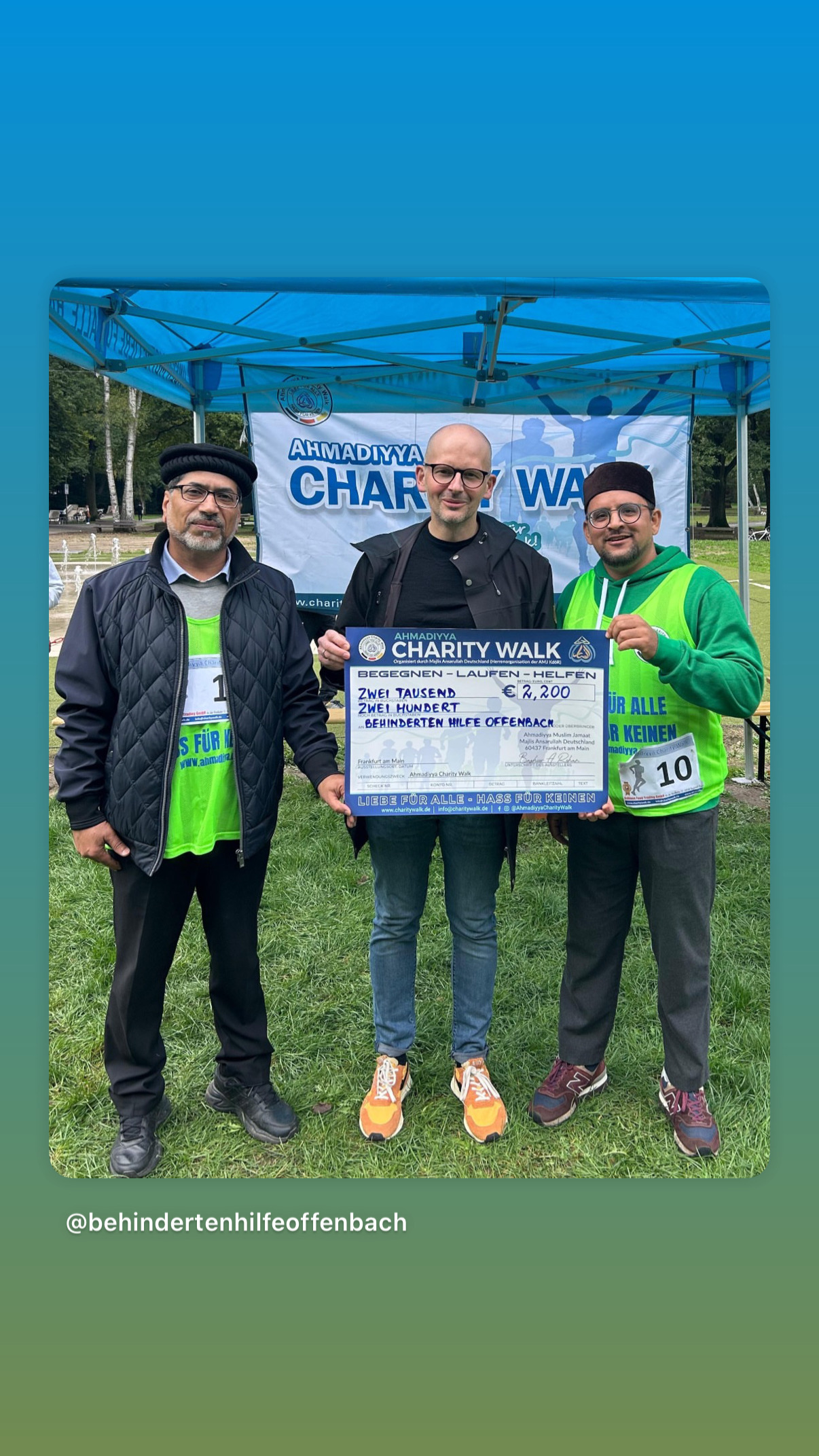Ahmadiyya Charity Walk - Spendenübergabe